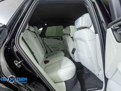 Used 2024 Porsche Macan AWD/4WD image 40