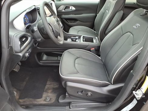 New 2026 Chrysler Pacifica Limited image 11