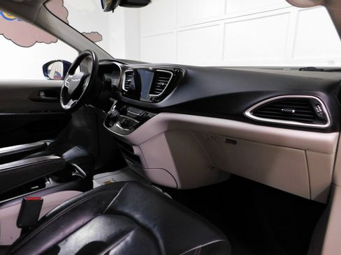 Used 2017 Chrysler Pacifica Touring-L image 94
