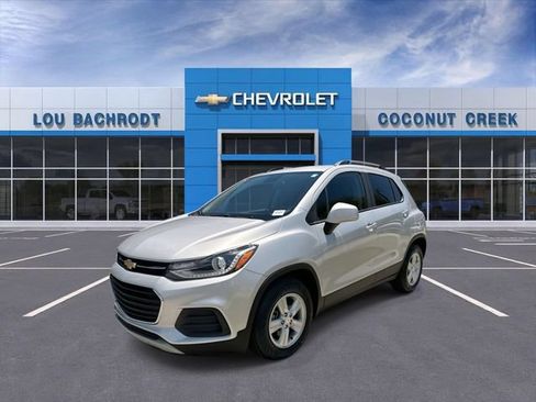 Used 2022 Chevrolet Trax LT w/ LT Convenience Package FWD image 4