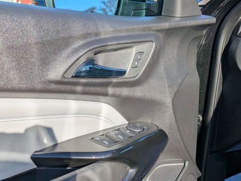 Used 2025 Chevrolet Trax LT w/ LT Convenience Package image 3