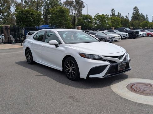 Used 2022 Toyota Camry SE w/ Carpet Mat Package (TMS) image 3