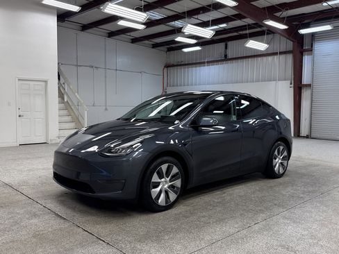 Used 2021 Tesla Model Y Long Range image 1