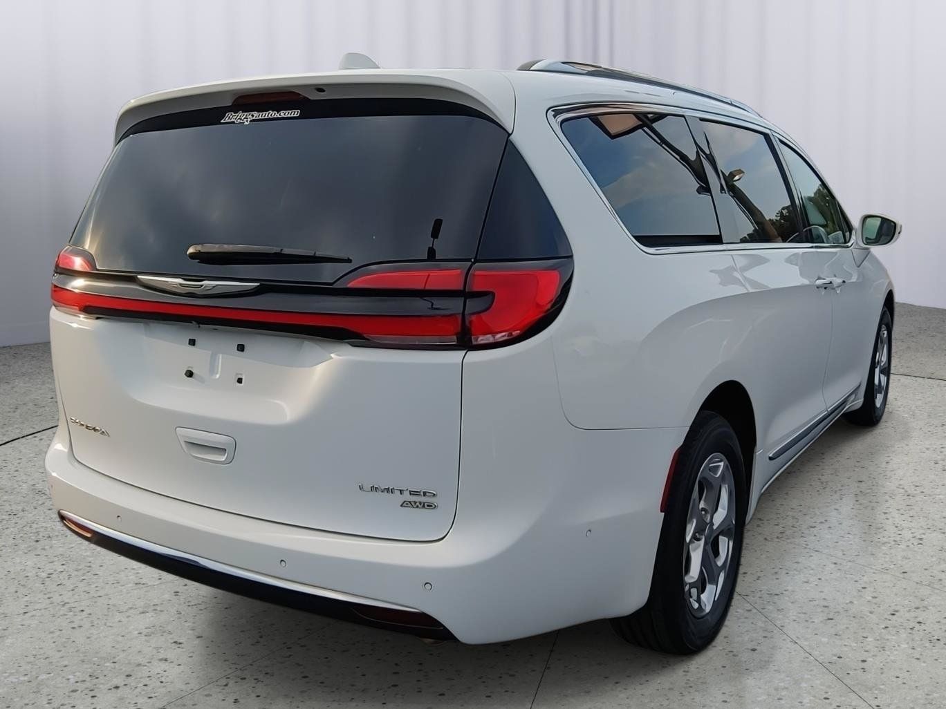 Used 2021 Chrysler Pacifica Limited w/ Premium & Safety Sphere Group AWD/4WD image 6