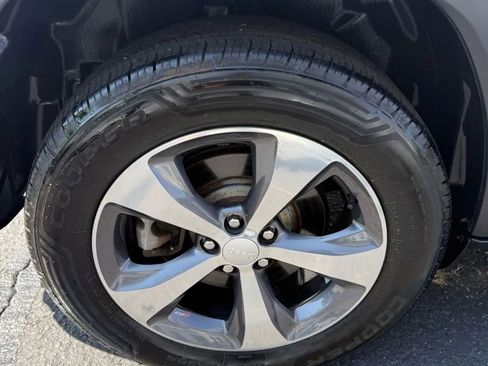 Used 2019 Jeep Cherokee Limited image 44