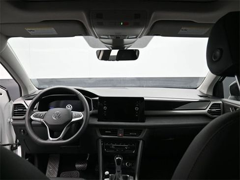 New 2026 Volkswagen Taos SE image 10