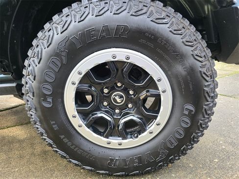 Used 2023 Ford Bronco Badlands image 6