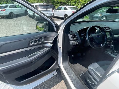 Used 2018 Ford Explorer XLT w/ Equipment Group 202A AWD/4WD image 10