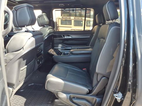 Used 2023 Jeep Grand Wagoneer Series II AWD/4WD image 12