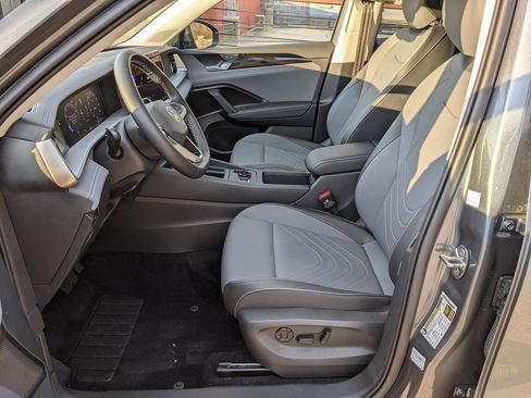 Used 2025 Volkswagen Tiguan SE image 11