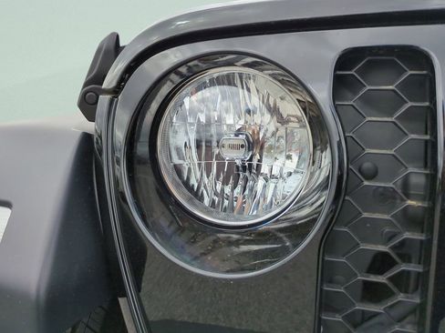 Used 2023 Jeep Gladiator Sport image 28