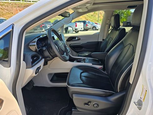 Used 2024 Chrysler Pacifica Limited FWD image 4