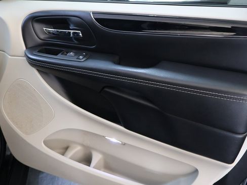 Used 2019 Dodge Grand Caravan SXT image 12