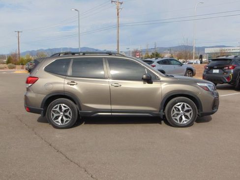Used 2019 Subaru Forester Premium image 3