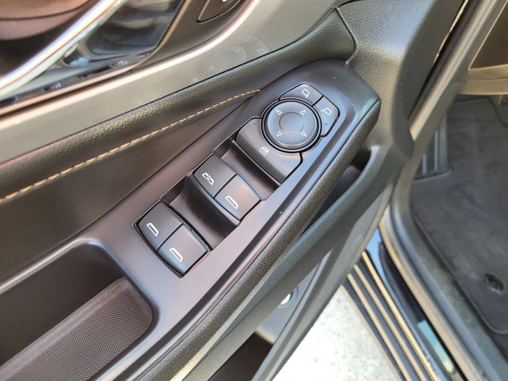 Used 2021 Chevrolet Traverse LT FWD image 21