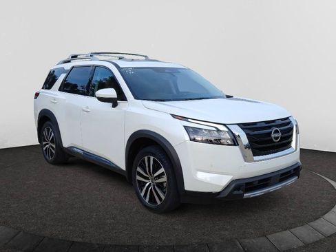 Used 2025 Nissan Pathfinder Platinum FWD image 1
