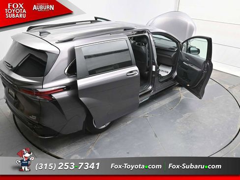 Used 2022 Toyota Sienna XSE w/ XSE Plus Package image 33