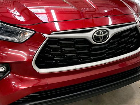 Used 2021 Toyota Highlander LE image 30