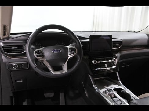 Used 2023 Ford Explorer Limited w/ Equipment Group 301A AWD/4WD image 7