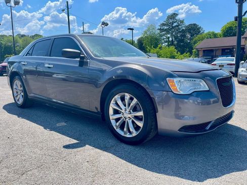 Used 2019 Chrysler 300 Limited AWD/4WD image 5