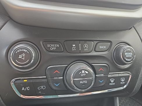 Used 2018 Jeep Cherokee Trailhawk w/ Cold Weather Group AWD/4WD image 26