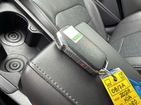 Used 2024 Kia Niro SX Touring image 29