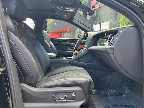 Used 2023 Bentley Bentayga image 33