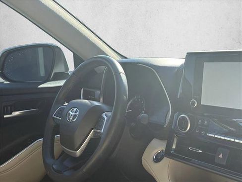Used 2023 Toyota Highlander XLE image 28