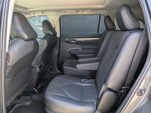 Used 2023 Toyota Highlander Platinum AWD/4WD image 70