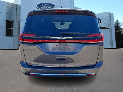 Used 2023 Chrysler Pacifica Touring-L image 7
