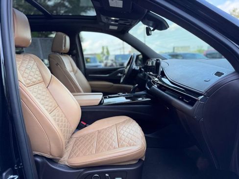 Used 2024 Cadillac Escalade ESV Premium Luxury AWD/4WD image 27