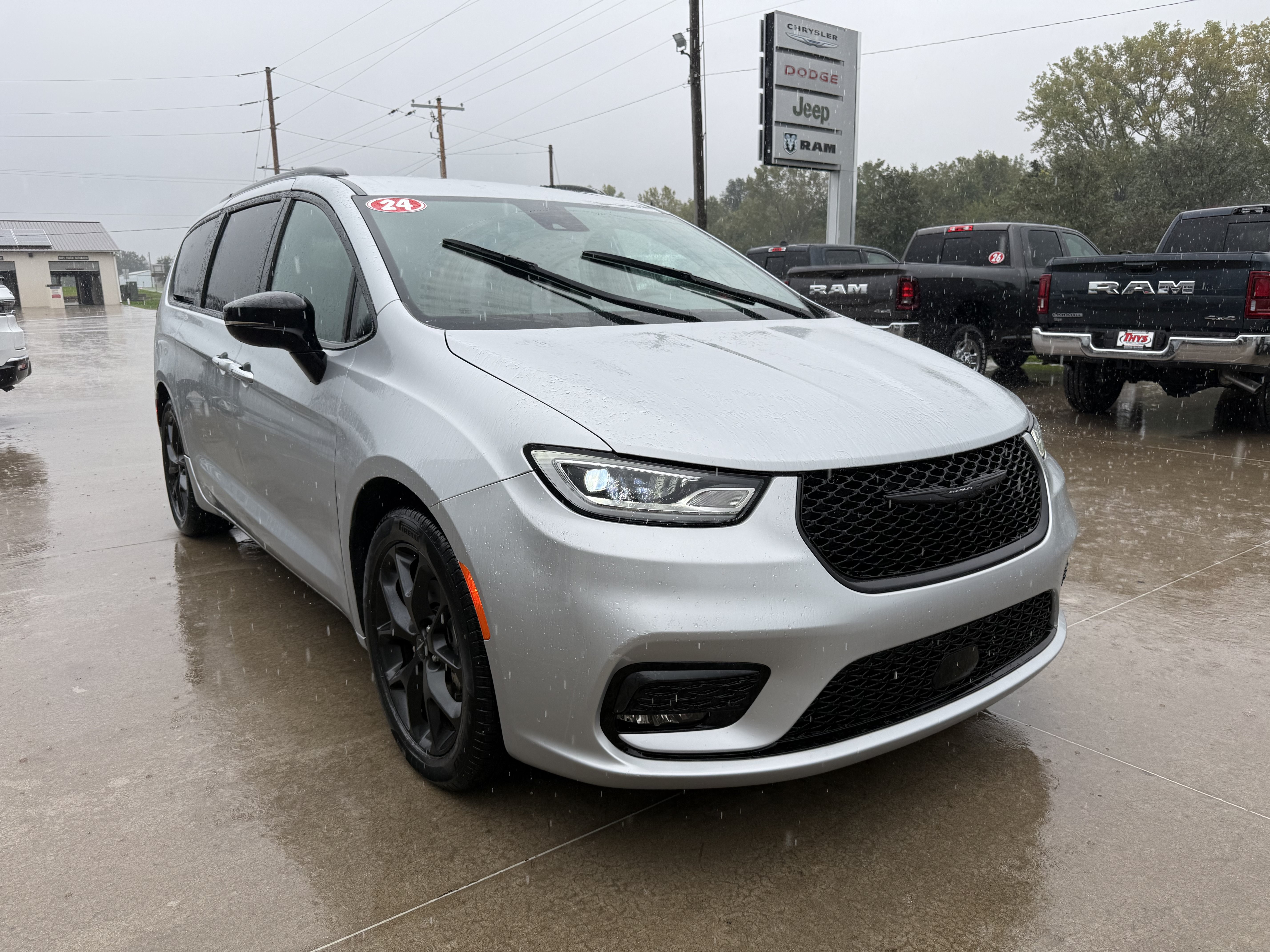 Used 2024 Chrysler Pacifica Touring-L w/ S Appearance Package FWD image 33