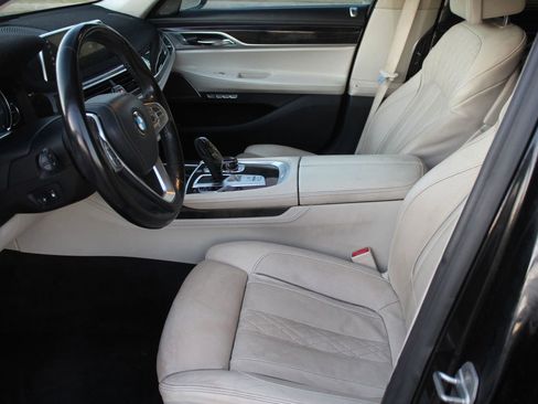 Used 2018 BMW 750i image 23