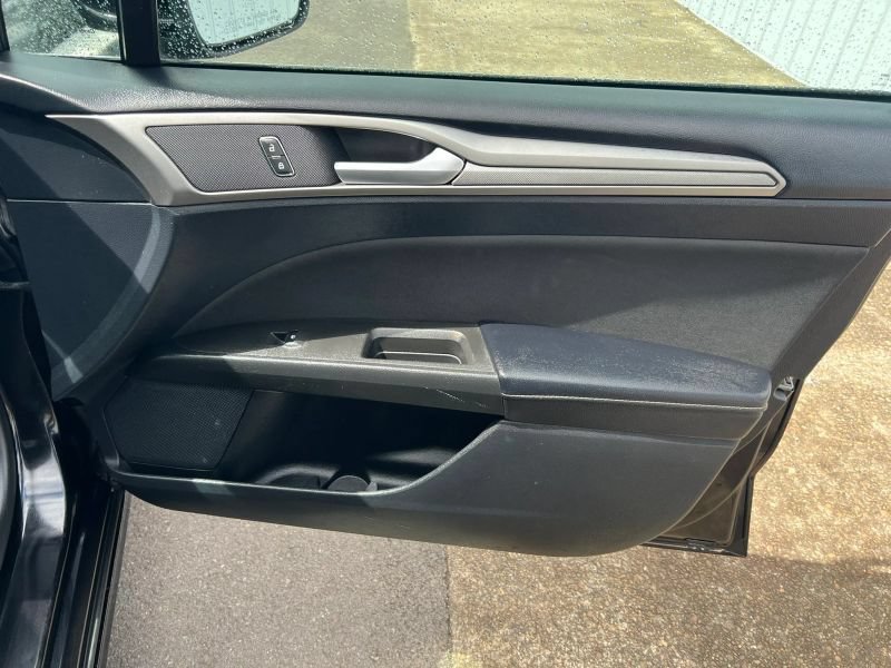 Used 2020 Ford Fusion SE FWD image 9