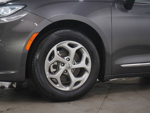 Used 2023 Chrysler Pacifica Limited image 32