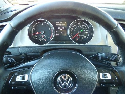 Used 2017 Volkswagen Golf SE image 21