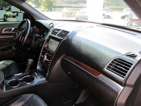 Used 2017 Ford Explorer Limited image 39