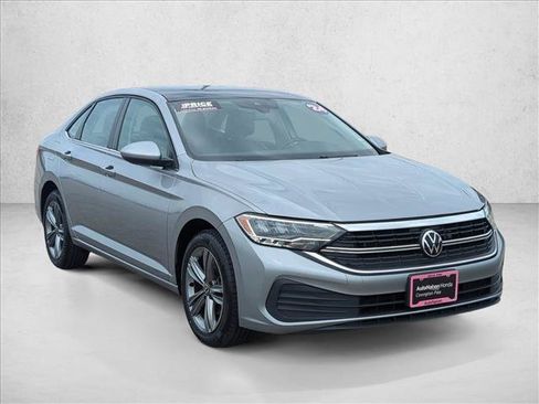 Used 2024 Volkswagen Jetta SE FWD image 3