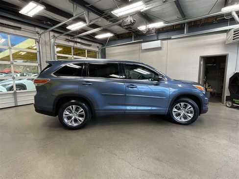 Used 2015 Toyota Highlander XLE image 6