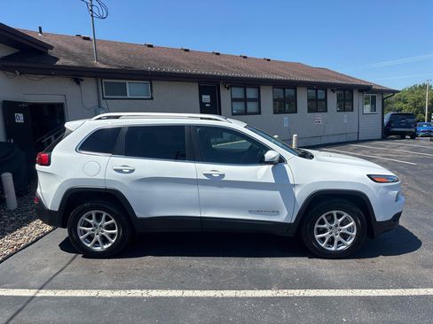 Used 2017 Jeep Cherokee Latitude w/ Cold Weather Group AWD/4WD image 2