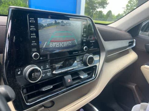 Used 2021 Toyota Highlander XLE FWD image 19