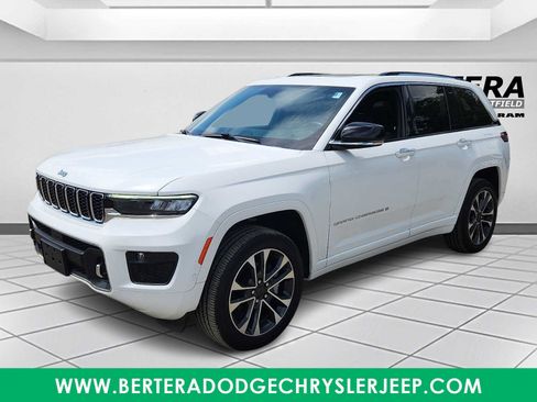 Used 2022 Jeep Grand Cherokee Overland w/ Luxury Tech Group IV AWD/4WD image 3