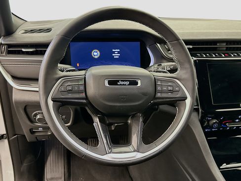 Used 2023 Jeep Grand Cherokee Altitude image 18