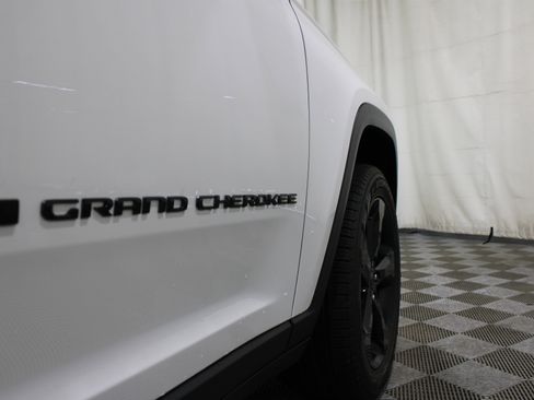 Used 2024 Jeep Grand Cherokee Limited w/ Black Appearance Package AWD/4WD image 26
