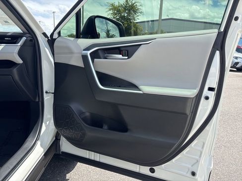 Used 2020 Toyota RAV4 Limited FWD image 21
