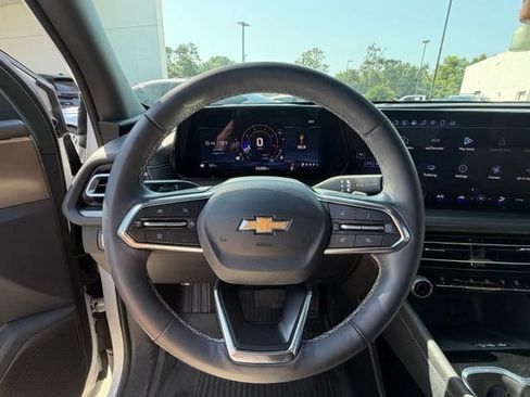 Used 2025 Chevrolet Traverse LT w/ Sun and Wheel Package FWD image 16
