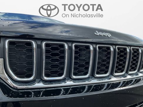 Used 2024 Jeep Grand Cherokee Laredo X image 10