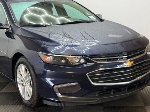 Used 2017 Chevrolet Malibu LT w/ Leather Package FWD image 2