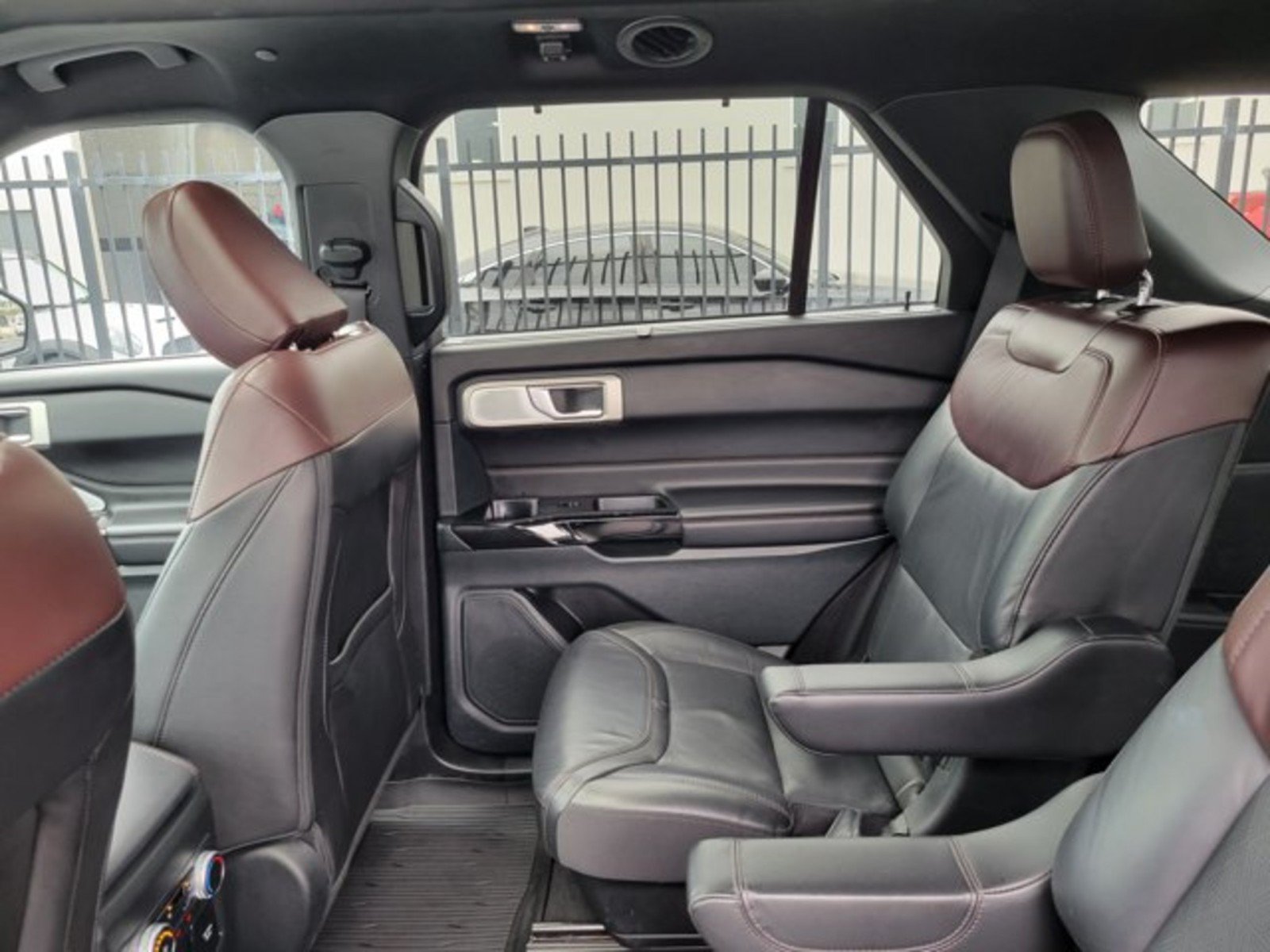 Used 2023 Ford Explorer Platinum w/ Technology Package AWD/4WD image 30
