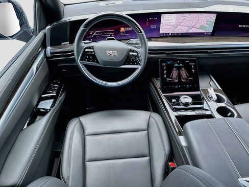 Used 2025 Cadillac Escalade ESV Luxury RWD image 23
